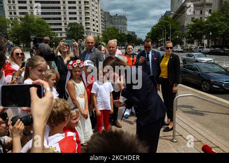 Sviatlana Tsikhanouskaya arriva a un raduno per i diritti della Bielorussia al Freedom Plaza di Washington, D.C. il 18 luglio 2021. Tsikhanouskaya è un attivista e politico bielorusso per i diritti umani che si è presentato alle elezioni presidenziali del 2020 come principale candidato all'opposizione. (Foto di Bryan Olin Dozier/NurPhoto) Foto Stock