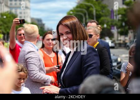 Sviatlana Tsikhanouskaya arriva a un raduno per i diritti della Bielorussia al Freedom Plaza di Washington, D.C. il 18 luglio 2021. Tsikhanouskaya è un attivista e politico bielorusso per i diritti umani che si è presentato alle elezioni presidenziali del 2020 come principale candidato all'opposizione. (Foto di Bryan Olin Dozier/NurPhoto) Foto Stock