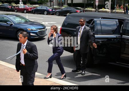 Sviatlana Tsikhanouskaya arriva a un raduno per i diritti della Bielorussia al Freedom Plaza di Washington, D.C. il 18 luglio 2021. Tsikhanouskaya è un attivista e politico bielorusso per i diritti umani che si è presentato alle elezioni presidenziali del 2020 come principale candidato all'opposizione. (Foto di Bryan Olin Dozier/NurPhoto) Foto Stock