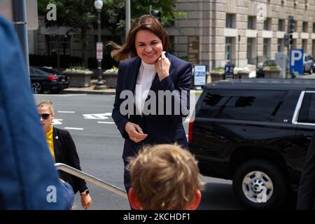 Sviatlana Tsikhanouskaya arriva a un raduno per i diritti della Bielorussia al Freedom Plaza di Washington, D.C. il 18 luglio 2021. Tsikhanouskaya è un attivista e politico bielorusso per i diritti umani che si è presentato alle elezioni presidenziali del 2020 come principale candidato all'opposizione. (Foto di Bryan Olin Dozier/NurPhoto) Foto Stock