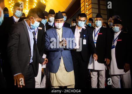 Il neoeletto primo ministro del Nepal Sher Bahadur Deuba Walkout del Parlamento federale dopo aver vinto il voto di fiducia a Kathmandu, Nepal Domenica 18 luglio 2021. (Foto di Rojan Shrestha/NurPhoto) Foto Stock