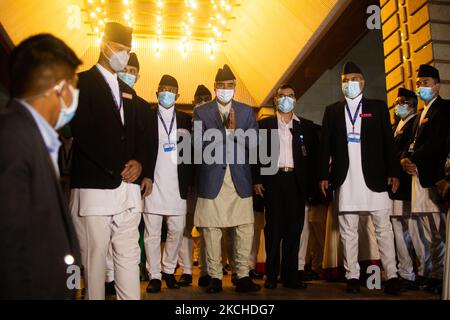 Il neoeletto primo ministro del Nepal Sher Bahadur Deuba Walkout del Parlamento federale dopo aver vinto il voto di fiducia a Kathmandu, Nepal Domenica 18 luglio 2021. (Foto di Rojan Shrestha/NurPhoto) Foto Stock