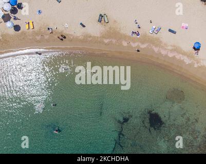 Vista aerea panoramica da un drone di Agios Giorgios o Katigiorgis Village, spiaggia e porto nella regione di Pelion in Grecia con sole durante il periodo estivo. Katigiorgis è un pittoresco villaggio di pescatori a 61km km dalla città di Volos e a 3 miglia nautiche dall'isola di Skiathos che offre una facile opzione per i turisti di visitare le isole Skiathos e Sporades o Pelion con il traghetto. Questo villaggio è piccolo, bello, tranquillo e tranquillo, un paradiso appartato nel Mediterraneo mantenendo il suo stile originale con persone calde, circondato da vegetazione lussureggiante, uliveti e basse colline che hanno solo alcune opzioni per l'ac Foto Stock