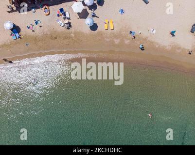 Vista aerea panoramica da un drone di Agios Giorgios o Katigiorgis Village, spiaggia e porto nella regione di Pelion in Grecia con sole durante il periodo estivo. Katigiorgis è un pittoresco villaggio di pescatori a 61km km dalla città di Volos e a 3 miglia nautiche dall'isola di Skiathos che offre una facile opzione per i turisti di visitare le isole Skiathos e Sporades o Pelion con il traghetto. Questo villaggio è piccolo, bello, tranquillo e tranquillo, un paradiso appartato nel Mediterraneo mantenendo il suo stile originale con persone calde, circondato da vegetazione lussureggiante, uliveti e basse colline che hanno solo alcune opzioni per l'ac Foto Stock