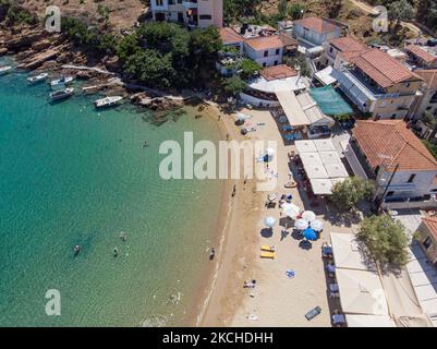 Vista aerea panoramica da un drone di Agios Giorgios o Katigiorgis Village, spiaggia e porto nella regione di Pelion in Grecia con sole durante il periodo estivo. Katigiorgis è un pittoresco villaggio di pescatori a 61km km dalla città di Volos e a 3 miglia nautiche dall'isola di Skiathos che offre una facile opzione per i turisti di visitare le isole Skiathos e Sporades o Pelion con il traghetto. Questo villaggio è piccolo, bello, tranquillo e tranquillo, un paradiso appartato nel Mediterraneo mantenendo il suo stile originale con persone calde, circondato da vegetazione lussureggiante, uliveti e basse colline che hanno solo alcune opzioni per l'ac Foto Stock