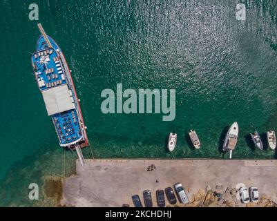 Vista aerea panoramica da un drone di Agios Giorgios o Katigiorgis Village, spiaggia e porto nella regione di Pelion in Grecia con sole durante il periodo estivo. Katigiorgis è un pittoresco villaggio di pescatori a 61km km dalla città di Volos e a 3 miglia nautiche dall'isola di Skiathos che offre una facile opzione per i turisti di visitare le isole Skiathos e Sporades o Pelion con il traghetto. Questo villaggio è piccolo, bello, tranquillo e tranquillo, un paradiso appartato nel Mediterraneo mantenendo il suo stile originale con persone calde, circondato da vegetazione lussureggiante, uliveti e basse colline che hanno solo alcune opzioni per l'ac Foto Stock