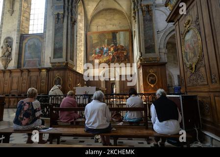 I fedeli aspettano l'inizio della messa all'interno dell'abbazia di Saint Martin de Mondaye. Lunedì 19 luglio 2021, a Juaye-Mondaye, Calvados, Normandia, Francia. (Foto di Artur Widak/NurPhoto) Foto Stock