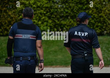 I membri della polizia cittadina locale pattugliano nel centro della città di Caen con i contrassegni ASVP sulle loro spalle (A.S.V.P. - Agent de surveillance de la voie publique in francese). Il Mercoledì, 20 luglio 2021, a Caen, Calvados, Normandia, Francia. (Foto di Artur Widak/NurPhoto) Foto Stock