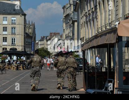 I membri dell'esercito francese pattugliano nel centro di Caen. Il Mercoledì, 20 luglio 2021, a Caen, Calvados, Normandia, Francia. (Foto di Artur Widak/NurPhoto) Foto Stock