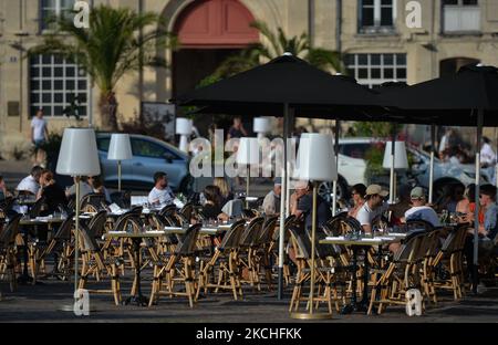 Gli ospiti potranno gustare drink e cibo in un bar-ristorante nel centro di Caen. Il Mercoledì, 20 luglio 2021, a Caen, Calvados, Normandia, Francia. (Foto di Artur Widak/NurPhoto) Foto Stock