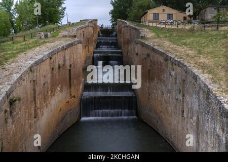 Uno dei punti più importanti del canale Castilla si trova a Frómista, dove si trova nello stesso luogo, il crocevia tra la via di Santiago e il canale Castilla, Il pendio più ripido di tutti i lavori ha e l'unico quadrupla complesso di chiuse lungo l'intero percorso del canale di Castilla. FROMISTA -PALENCIA-SPAGNA 07-19-2021 (Foto di Joaquin Gomez Sastre/NurPhoto) Foto Stock