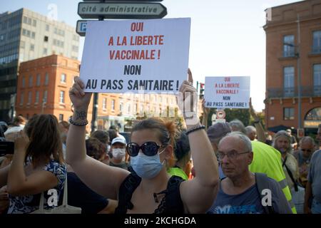 Una donna è in possesso di un cartello con la scritta "Sì alla libertà vaccinale, no al pass sanitario”. Tra il 1500 e il 3000 manifestanti scese in piazza a Tolosa contro la vaccinazione quasi obbligatoria e contro il pass sanitario dopo il discorso di Macron del 12th luglio. Macron ha annunciato che il tessera sanitaria sarà obbligatoria per andare in luoghi pubblici come caffè, teatri, sala concerti, cinema, negozi, Trasporti pubblici (treno, autobus, tram), ecc. il ritardo tra il primo jab e l'oblazione del tessera sanitaria sarà di cinque settimane. Ma il divieto di spazi pubblici per le persone non vaccinate andrà il prossimo agosto Foto Stock