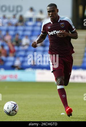 West Ham United's Issa Diop durante amichevole tra Reading e West Ham United a Select Car Leasing Stadium , Reading, Regno Unito il 21st luglio 2021 (Photo by Action Foto Sport/NurPhoto) Foto Stock