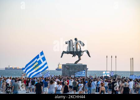 La statua delle bandiere di Alessandro Magno e di quella greca alla fine della dimostrazione contro il vaccino obbligatorio si è tenuta mercoledì 21 luglio 2021 a Salonicco e ad Atene in Grecia. Una settimana dopo la massiccia protesta contro la vaccinazione obbligatoria, la campagna anti-vaxx continua con un grande gruppo che protesta nelle strade della città di Salonicco. La protesta è stata organizzata attraverso i social media da credenti anti-vaccinazioni. Secondo il gruppo hanno partecipato più di 40,000 persone, mentre la polizia ha stimato ufficiosamente circa 15,000 persone che hanno partecipato alla manifestazione. Foto Stock