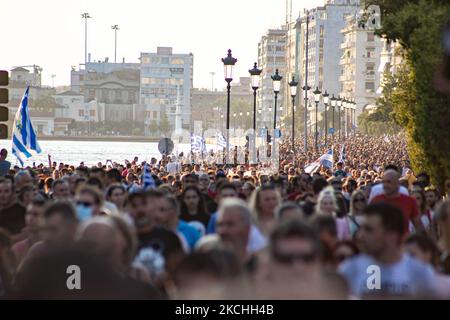 Durante la protesta contro le vaccinazioni, si vedono marciare sul lungomare di Salonicco. La manifestazione contro il vaccino obbligatorio si è tenuta mercoledì 21 luglio 2021 a Salonicco e ad Atene in Grecia. Una settimana dopo la massiccia protesta contro la vaccinazione obbligatoria, la campagna anti-vaxx continua con un grande gruppo che protesta nelle strade della città di Salonicco. La protesta è stata organizzata attraverso i social media da credenti anti-vaccinazioni. Secondo il gruppo hanno partecipato più di 40,000 persone, mentre la polizia ha stimato ufficiosamente circa 15,000 peo Foto Stock