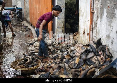 Un lavoratore sta maneggiando la pioggia senza alcun tipo di equipaggiamento protettivo. Ciò può causare il cancro a lungo termine. Il 22 luglio 2021 a Dhaka, Bangladesh. (Foto di Istiak Karim/NurPhoto) Foto Stock