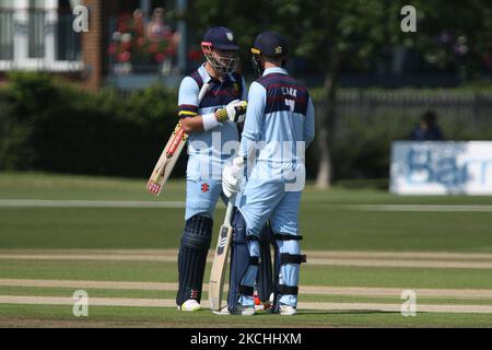 Alex Lees di Durham (l) e Graham Clark di Durham parlano durante la partita della Royal London One Day Cup tra Kent e Durham presso il County Ground di Beckenham, Regno Unito, il 22nd luglio 2021. (Foto di will Matthews/MI News/NurPhoto) Foto Stock