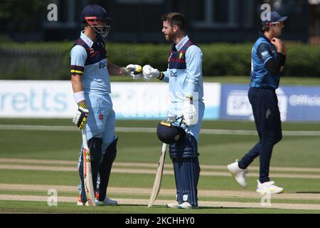 Alex Lees di Durham (l) e Graham Clark di Durham pugno durante la partita della Royal London One Day Cup tra Kent e Durham al County Ground di Beckenham, Regno Unito, il 22nd luglio 2021. (Foto di will Matthews/MI News/NurPhoto) Foto Stock