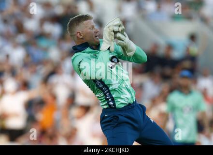 LONDRA, INGHILTERRA - 22 luglio: Sam Billings of Oval Invincibles catturò Joe Clarke of Manchester Originals e bullonò da Reece Topley of Oval Invincibles durante The Hundred between Oval Invincibles and Manchester Originals Men al Kia Oval Stadium, a Londra, UK, il 22nd luglio 2021. (Foto di Action Foto Sport/NurPhoto) Foto Stock