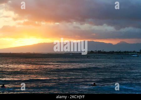 Tramonto a Waikiki Beach a o'ahu, Hawaii, USA. (Foto di Creative Touch Imaging Ltd./NurPhoto) Foto Stock