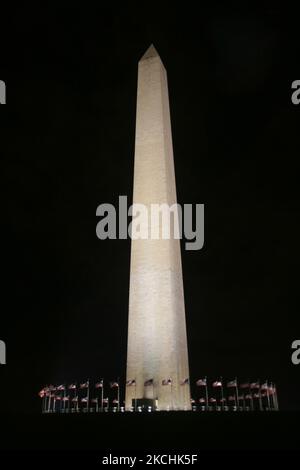 Washington Monument vicino all'estremità occidentale del National Mall a Washington, D.C., USA, il 20 gennaio 2009. Il monumento a Washington è stato costruito per commemorare il primo presidente degli Stati Uniti, il generale George Washington ed è fatto di marmo, granito e arenaria, è sia la struttura in pietra più alta del mondo che l'obelisco più alto del mondo, che si erge per 555 piedi (169,294 metri). (Foto di Creative Touch Imaging Ltd./NurPhoto) Foto Stock