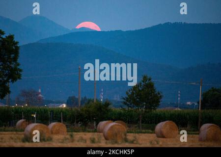 La Luna quasi piena, si eleva del 95% sui cieli di Rieti, Italia il 23 luglio 2021. Il mese di luglio sarà l'unico nel 2021 ad ospitare 5 fasi lunari. Un evento che sembra impossibile. Infatti, questo mese avremo ben 5 fasi lunari, contro le 4 che di solito si alternano, a causa dell'ultima eclissi lunare che ha entusiasmato i fan all'inizio del mese. (Foto di Riccardo Fabi/NurPhoto) Foto Stock