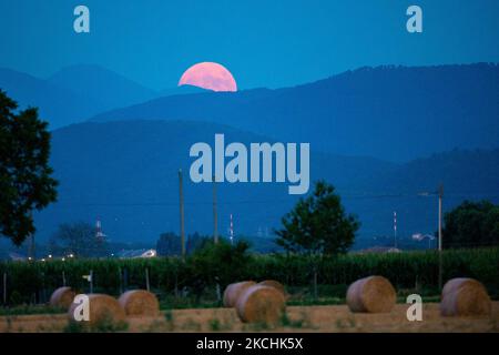 La Luna quasi piena, si eleva del 95% sui cieli di Rieti, Italia il 23 luglio 2021. Il mese di luglio sarà l'unico nel 2021 ad ospitare 5 fasi lunari. Un evento che sembra impossibile. Infatti, questo mese avremo ben 5 fasi lunari, contro le 4 che di solito si alternano, a causa dell'ultima eclissi lunare che ha entusiasmato i fan all'inizio del mese. (Foto di Riccardo Fabi/NurPhoto) Foto Stock