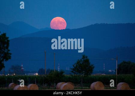 La Luna quasi piena, si eleva del 95% sui cieli di Rieti, Italia il 23 luglio 2021. Il mese di luglio sarà l'unico nel 2021 ad ospitare 5 fasi lunari. Un evento che sembra impossibile. Infatti, questo mese avremo ben 5 fasi lunari, contro le 4 che di solito si alternano, a causa dell'ultima eclissi lunare che ha entusiasmato i fan all'inizio del mese. (Foto di Riccardo Fabi/NurPhoto) Foto Stock