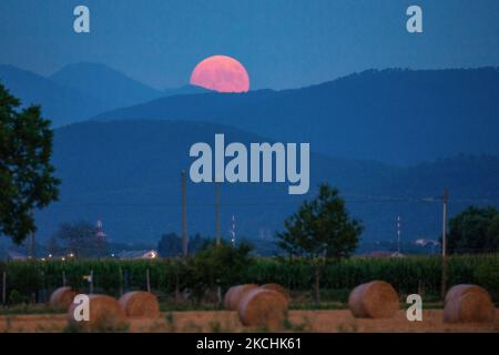 La Luna quasi piena, si eleva del 95% sui cieli di Rieti, Italia il 23 luglio 2021. Il mese di luglio sarà l'unico nel 2021 ad ospitare 5 fasi lunari. Un evento che sembra impossibile. Infatti, questo mese avremo ben 5 fasi lunari, contro le 4 che di solito si alternano, a causa dell'ultima eclissi lunare che ha entusiasmato i fan all'inizio del mese. (Foto di Riccardo Fabi/NurPhoto) Foto Stock