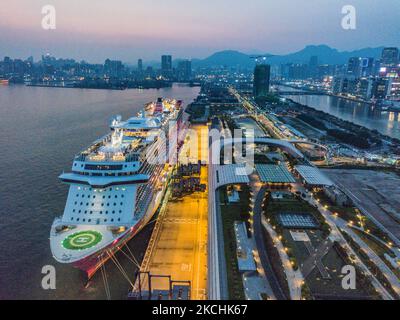 La nave da crociera Genting Dream e' ormeggiata al terminal delle navi da crociera Kai Tak in questo panorama da drone a Hong Kong, Cina, 23 Luglio 2021. Hong Kong sta per consentire ''crociere in nessun luogo'' completamente vaccinate a partire da agosto. (Foto di Marc Fernandes/NurPhoto) Foto Stock