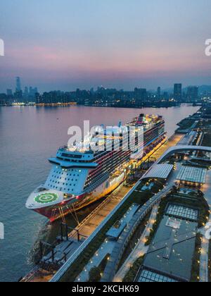 La nave da crociera Genting Dream e' ormeggiata al terminal delle navi da crociera Kai Tak in questo panorama da drone a Hong Kong, Cina, 23 Luglio 2021. Hong Kong sta per consentire ''crociere in nessun luogo'' completamente vaccinate a partire da agosto. (Foto di Marc Fernandes/NurPhoto) Foto Stock