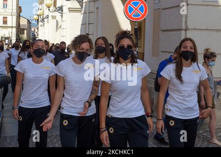 La squadra femminile Rom è arrivata a Rieti il 24 luglio 2021. Il pullman di Giallorossi arrivò in Piazza Vittorio Emanuele II per ricevere la sua prima accoglienza dal sindaco Antonio Cicchetti. La squadra sarà a Rieti da oggi fino al 31 luglio, per il ritiro pre-stagionale, poi la Squadra A inizierà a fine agosto. Il team di Alessandro Spugna è stato accolto dal sindaco Antonio Cicchetti, nonché dal consigliere dello sport Roberto Donati e dal consigliere della cultura Gianfranco Formichetti. Nel pomeriggio, il team avrà la sua prima sessione di allenamento al Terminill Foto Stock