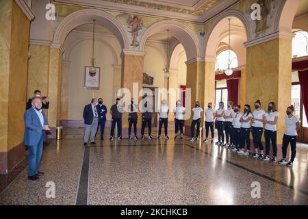 La squadra femminile Rom è arrivata a Rieti il 24 luglio 2021. Il pullman di Giallorossi arrivò in Piazza Vittorio Emanuele II per ricevere la sua prima accoglienza dal sindaco Antonio Cicchetti. La squadra sarà a Rieti da oggi fino al 31 luglio, per il ritiro pre-stagionale, poi la Squadra A inizierà a fine agosto. Il team di Alessandro Spugna è stato accolto dal sindaco Antonio Cicchetti, nonché dal consigliere dello sport Roberto Donati e dal consigliere della cultura Gianfranco Formichetti. Nel pomeriggio, il team avrà la sua prima sessione di allenamento al Terminill Foto Stock