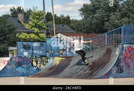 Lo skateboard giovanile in un parco di skate carico di graffiti nel centro di Windsor, Ontario, Canada, il 16 settembre 2014. A causa della disoccupazione di massa e della povertà provocata dalla scomparsa del settore automobilistico, gran parte della città di Windsor è diventata in fase di esaurimento, rispecchiando la vicina città americana di Detroit oltre il confine. (Foto di Creative Touch Imaging Ltd./NurPhoto) Foto Stock