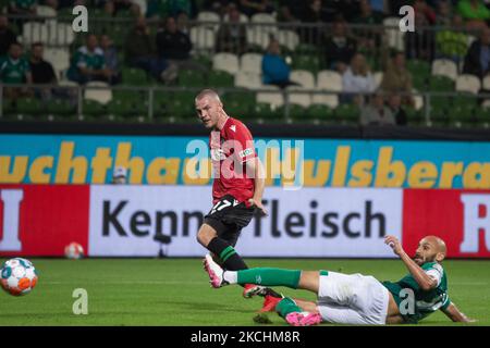 Oemer Toprak (a destra) di Werder Bremen e Marvin Duksch (a sinistra) di Hannover 96 vie alla palla durante la seconda partita della Bundesliga tra SV Werder Bremen e Hannover 96 a Wohninvest WESERSTADIONr il 24 luglio 2021 a Brema, Germania. (Foto di Peter Niedung/NurPhoto) Foto Stock