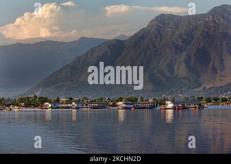 Case galleggianti lungo dal Lago a Srinagar, Kashmir, India, il 21 giugno 2010. (Foto di Creative Touch Imaging Ltd./NurPhoto) Foto Stock