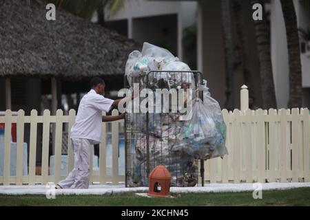 L'operaio dell'hotel spinge un carrello pieno di rifiuti dalle camere dell'hotel del turismo all'Occidental Grand Hotel di Punta Cana, Repubblica Dominicana, il 21 dicembre 2012. (Foto di Creative Touch Imaging Ltd./NurPhoto) Foto Stock