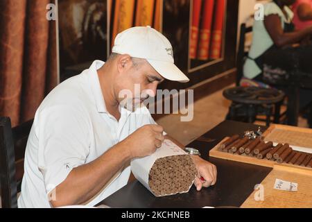 Worker etichetta un pacchetto di sigari appena arrotolati che sono stati controllati per assicurare la qualità presso la LaFlor Dominicana Cigar Factory a la Romana, Repubblica Dominicana, il 19 dicembre 2012. (Foto di Creative Touch Imaging Ltd./NurPhoto) Foto Stock