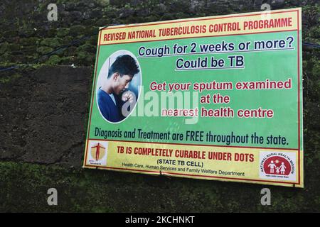 Firma educare gli abitanti del luogo circa il trattamento della tubercolosi a Gangtok, Sikkim, India, il 09 giugno 2010. La tubercolosi è un grave problema di salute in tutto lo stato indiano del Sikkim. (Foto di Creative Touch Imaging Ltd./NurPhoto) Foto Stock