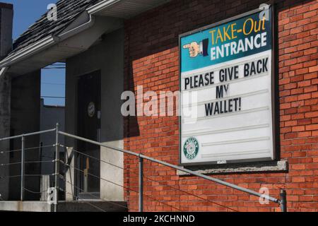 Firma sul lato di un edificio in cui si adduce un ladro per restituire un portafoglio rubato nel centro di Windsor, Ontario, Canada. A causa della disoccupazione di massa e della povertà provocata dalla scomparsa del settore automobilistico, gran parte della città di Windsor è diventata in fase di esaurimento, rispecchiando la vicina città americana di Detroit oltre il confine. (Foto di Creative Touch Imaging Ltd./NurPhoto) Foto Stock