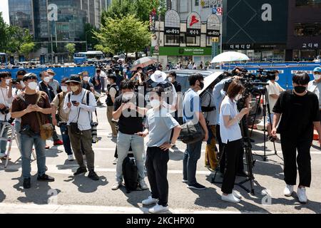 I media attendono la conferenza stampa presso lo spazio commemorativo di Sewol-ho il 26 luglio 2021 a Seoul, Corea del Sud. Il sindaco di Seoul Oh se-hoon ha pianificato di demolire lo spazio commemorativo per le vittime del disastro di Seowall situato in Piazza Gwanghwamun a Seoul il 26 luglio senza accordo con le famiglie lediate a causa della ristrutturazione della piazza. Tuttavia, a causa dell'opposizione della famiglia perquisita, del partito al governo e dei gruppi civici, la demolizione non fu eseguita. Il disastro del traghetto di Sewol al largo della costa sud-occidentale della Corea ha causato 304 vittime, soprattutto gli studenti delle scuole superiori su un tr educativo Foto Stock