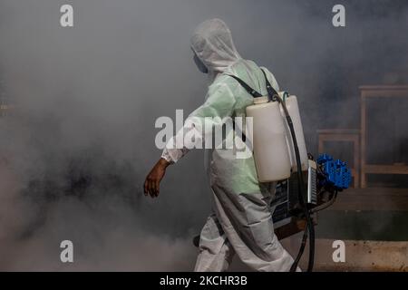 Gli ufficiali conducono l'appannamento per eliminare le zanzare della febbre dengue al fine di prevenire i casi di febbre dengue nel Tangerang meridionale, Banten, Indonesia il 26 luglio 2021. Oltre ad essere in uno stato grave di essere attaccato dalla pandemia COVID-19, l'Indonesia è anche sotto la minaccia di un focolaio di febbre da dengue che si verifica sempre ogni volta dall'estate alla stagione delle piogge. (Foto di Donal Husni/NurPhoto) Foto Stock