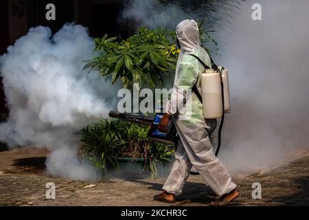 Gli ufficiali conducono l'appannamento per eliminare le zanzare della febbre dengue al fine di prevenire i casi di febbre dengue nel Tangerang meridionale, Banten, Indonesia il 26 luglio 2021. Oltre ad essere in uno stato grave di essere attaccato dalla pandemia COVID-19, l'Indonesia è anche sotto la minaccia di un focolaio di febbre da dengue che si verifica sempre ogni volta dall'estate alla stagione delle piogge. (Foto di Donal Husni/NurPhoto) Foto Stock