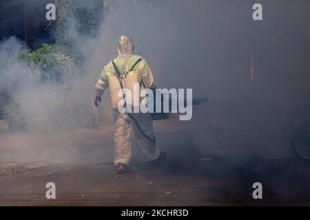 Gli ufficiali conducono l'appannamento per eliminare le zanzare della febbre dengue al fine di prevenire i casi di febbre dengue nel Tangerang meridionale, Banten, Indonesia il 26 luglio 2021. Oltre ad essere in uno stato grave di essere attaccato dalla pandemia COVID-19, l'Indonesia è anche sotto la minaccia di un focolaio di febbre da dengue che si verifica sempre ogni volta dall'estate alla stagione delle piogge. (Foto di Donal Husni/NurPhoto) Foto Stock