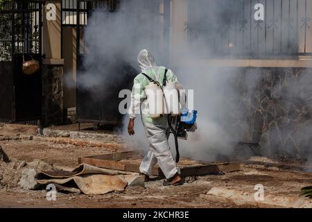 Gli ufficiali conducono l'appannamento per eliminare le zanzare della febbre dengue al fine di prevenire i casi di febbre dengue nel Tangerang meridionale, Banten, Indonesia il 26 luglio 2021. Oltre ad essere in uno stato grave di essere attaccato dalla pandemia COVID-19, l'Indonesia è anche sotto la minaccia di un focolaio di febbre da dengue che si verifica sempre ogni volta dall'estate alla stagione delle piogge. (Foto di Donal Husni/NurPhoto) Foto Stock