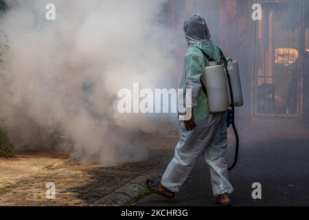 Gli ufficiali conducono l'appannamento per eliminare le zanzare della febbre dengue al fine di prevenire i casi di febbre dengue nel Tangerang meridionale, Banten, Indonesia il 26 luglio 2021. Oltre ad essere in uno stato grave di essere attaccato dalla pandemia COVID-19, l'Indonesia è anche sotto la minaccia di un focolaio di febbre da dengue che si verifica sempre ogni volta dall'estate alla stagione delle piogge. (Foto di Donal Husni/NurPhoto) Foto Stock