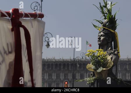 Busto di Cuauhtémoc, ultimo mexica tlatoani, decorato con fiori durante il 696th ° anniversario della fondazione di Tenochtitlan, capitale messicana, evento tenuto nello Zocalo di Città del Messico, dove ballerini, musicisti, cantanti, guaritori e creatori di offerte provenienti da diverse tradizioni del Messico, Condivideva le loro conoscenze e onorava i loro antenati in occasione del passaggio zenithal, momento in cui il Sole prendeva una posizione completamente perpendicolare. (Foto di Gerardo Vieyra/NurPhoto) Foto Stock