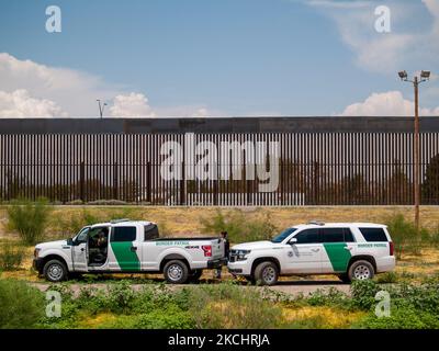 Gli agenti di pattuglia di confine trovarono il corpo di un uomo morto quando tentò di attraversare il confine tra Messico e Stati Uniti a Juarez, Messico, il 26 luglio 2021. (Foto di David Peinado/NurPhoto) Foto Stock