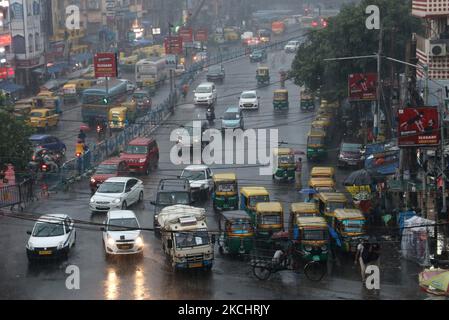 Forte pioggia, a Kolkata, India il 26 luglio 2021. (Foto di Debajyoti Chakraborty/NurPhoto) Foto Stock