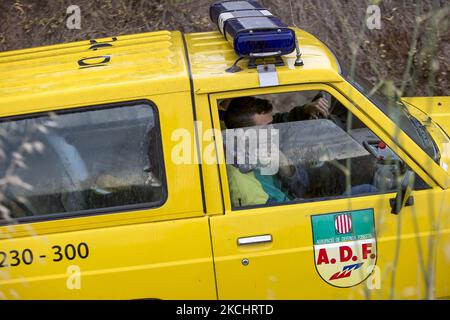 Vigili del fuoco e volontari stanno lavorando per fermare il fuoco selvaggio nelle contee di Anoia e Conca de Barberà, vicino a Barcellona il 25 e 26 luglio 2021, in Catalogna, Spagna. (Foto di Albert Llop/NurPhoto) Foto Stock